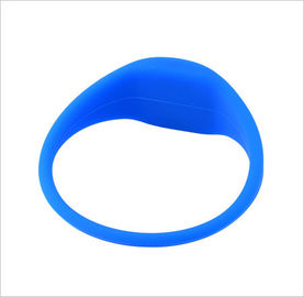 टिकाऊ निष्क्रिय G03 RFID चिप Wristband RFID सिलिकॉन Wristband वक्र सिर